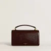 Petit sac Venezia en cuir laminé marron foncé avec des détails dorés