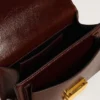 Petit sac Venezia en cuir laminé marron foncé avec des détails dorés