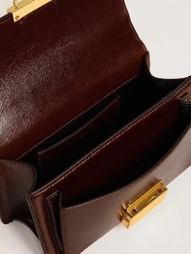 Petit sac Venezia en cuir laminé marron foncé avec des détails dorés