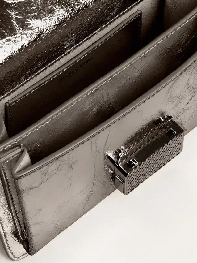 Petit sac Venezia en cuir métallisé gris anthracite avec des détails noirs