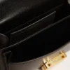Petit sac Venezia en cuir noir gaufré avec détails dorés