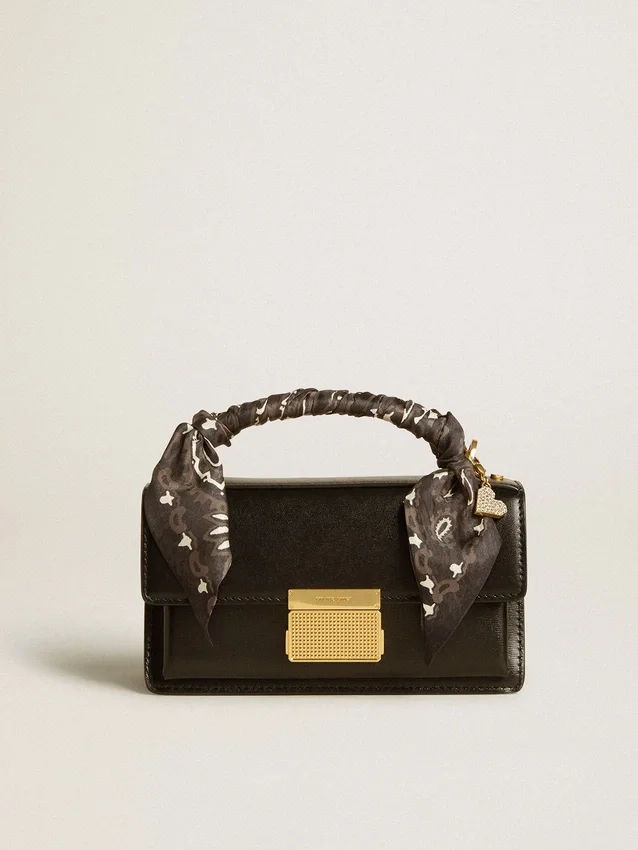 Petit sac Venezia en cuir noir gaufré avec foulard en soie et breloque