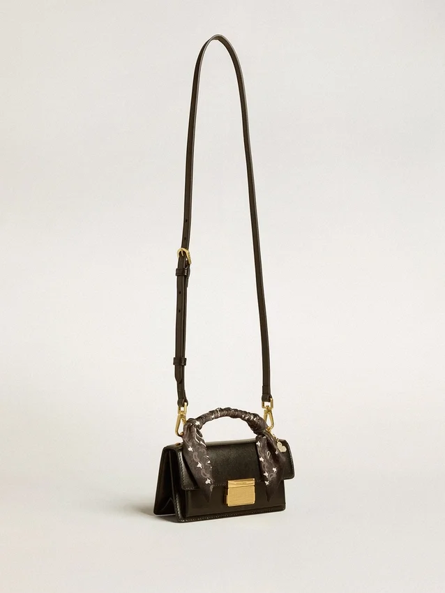 Petit sac Venezia en cuir noir gaufré avec foulard en soie et breloque