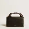 Petit sac Venezia en cuir noir gaufré avec foulard en soie et breloque