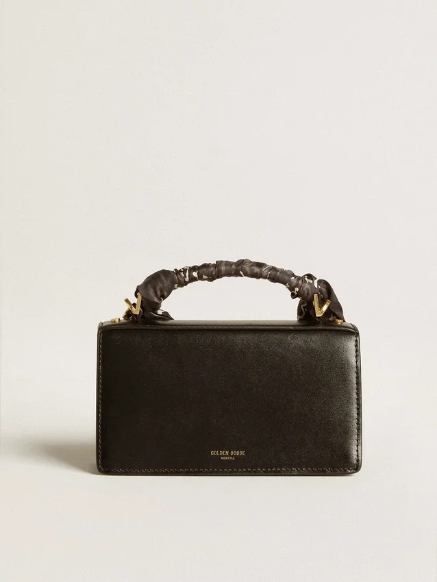Petit sac Venezia en cuir noir gaufré avec foulard en soie et breloque