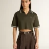 Polo court pour femme en jersey vert militaire avec broderie