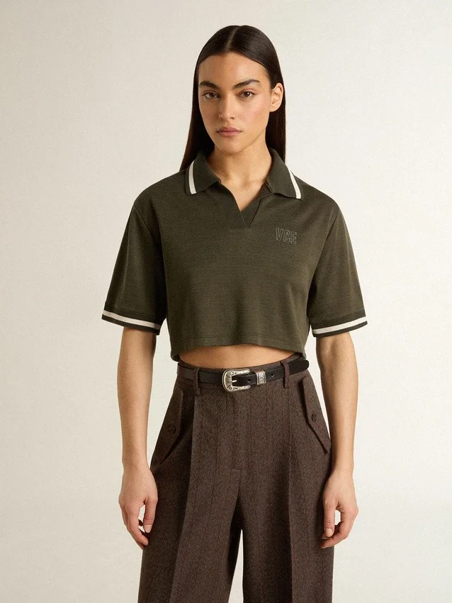 Polo court pour femme en jersey vert militaire avec broderie