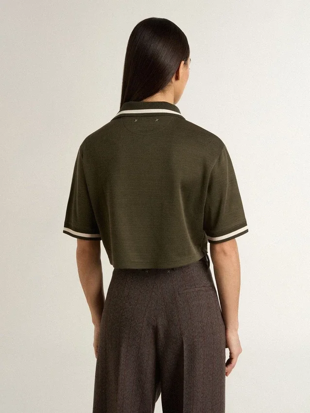 Polo court pour femme en jersey vert militaire avec broderie