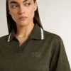Polo court pour femme en jersey vert militaire avec broderie