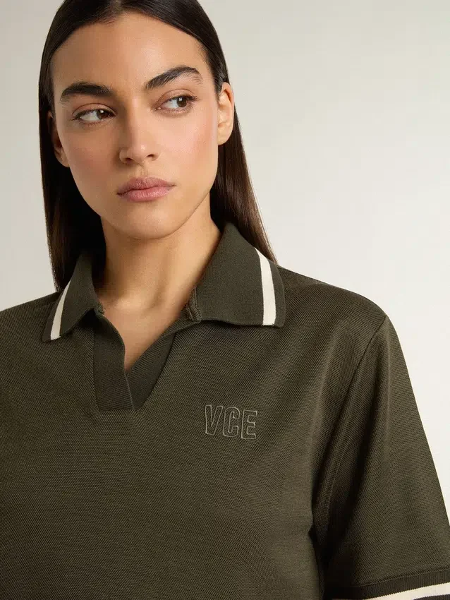 Polo court pour femme en jersey vert militaire avec broderie