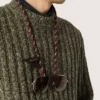 Porte-lunettes avec lacet de randonnée en cuir rayé bordeaux et blanc et deux clips floraux