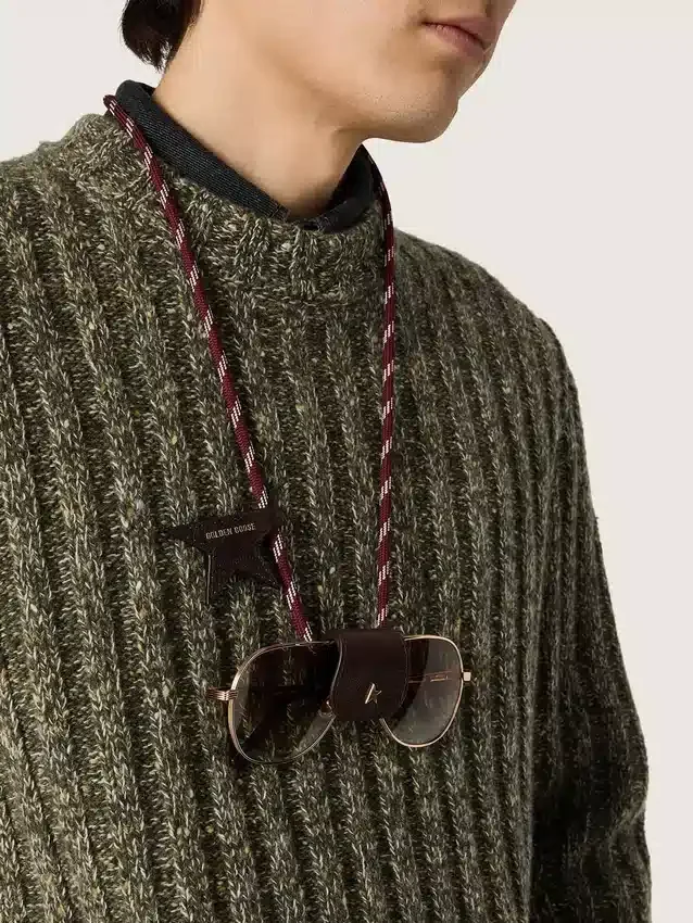 Porte-lunettes avec lacet de randonnée en cuir rayé bordeaux et blanc et deux clips floraux