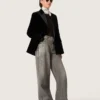 Jean boyfriend pour femme en denim gris avec des clous argentés à effet dégradé