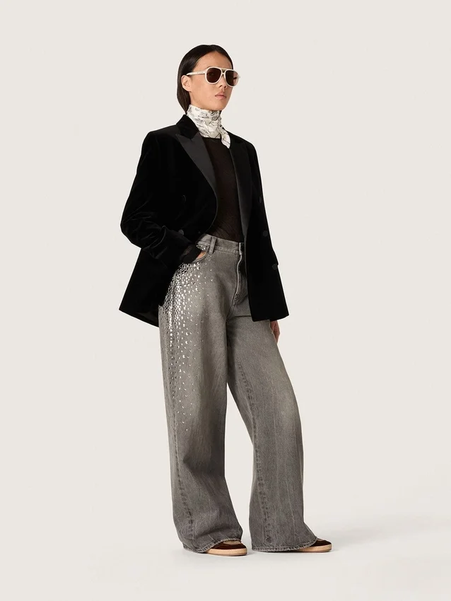 Jean boyfriend pour femme en denim gris avec des clous argentés à effet dégradé