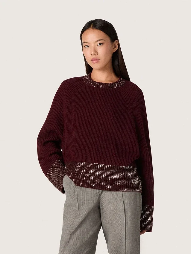 Pull à col rond pour femme en laine bordeaux avec broderie en strass
