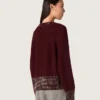 Pull à col rond pour femme en laine bordeaux avec broderie en strass