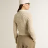 Pull court à col rond en laine beige entièrement orné de cristaux