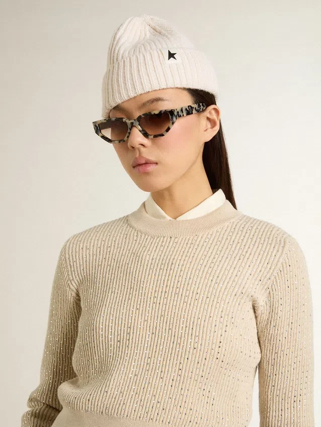 Pull court à col rond en laine beige entièrement orné de cristaux