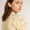 Pull court pour femme, effet « worn-white », orné de cristaux décoratifs