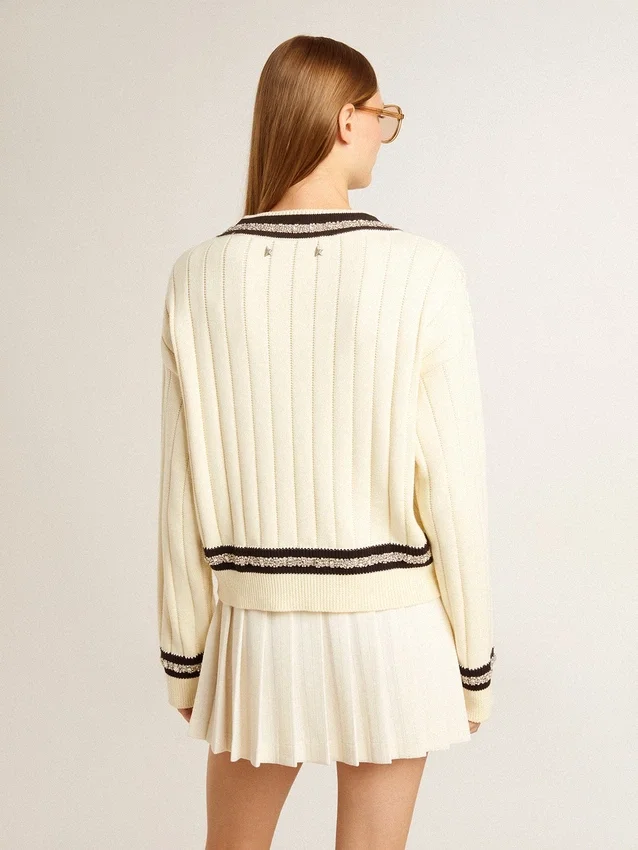 Pull court pour femme à motif torsadé, avec bords-côtes bleus et cristaux