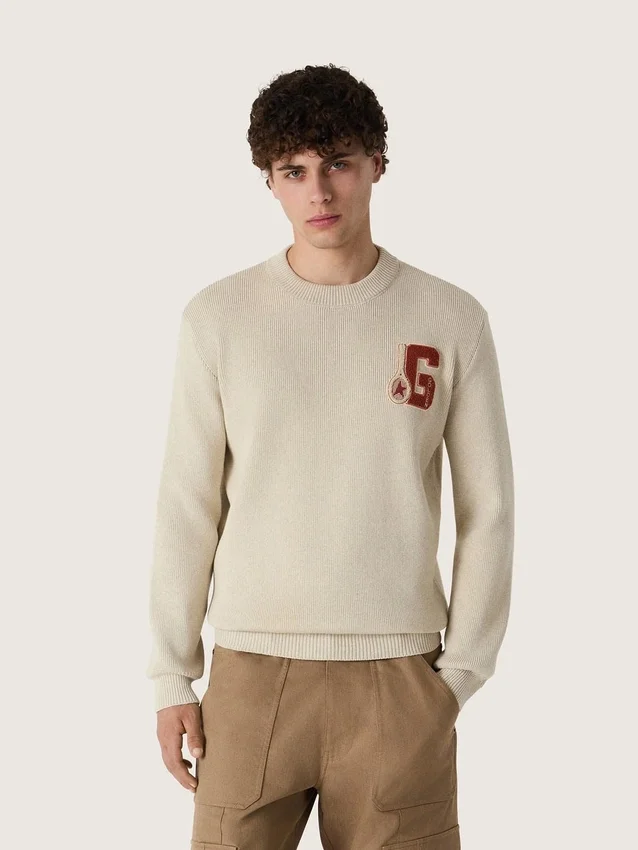 Pull unisexe à col rond en coton beige, avec un patch sur le devant et un logo dans le dos