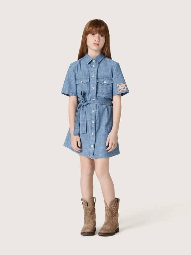Robe-chemise à manches courtes pour fille « Journey » en chambray de coton bleu clair avec écusson brodé