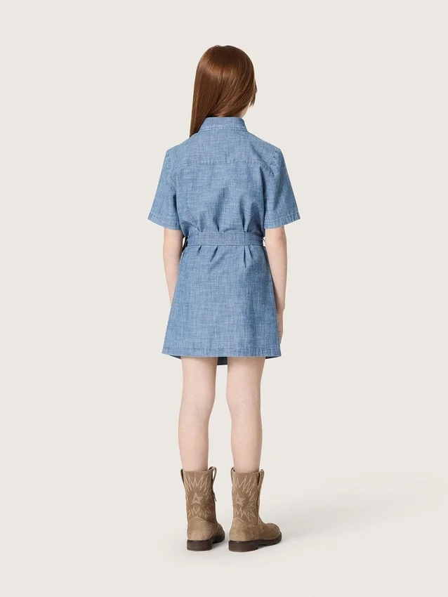 Robe-chemise à manches courtes pour fille « Journey » en chambray de coton bleu clair avec écusson brodé