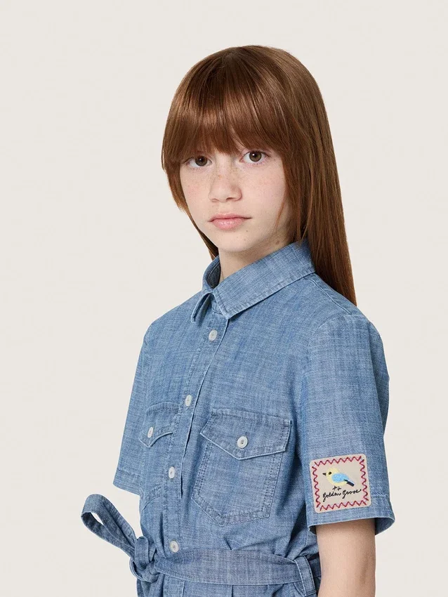 Robe-chemise à manches courtes pour fille « Journey » en chambray de coton bleu clair avec écusson brodé