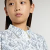 Robe-chemise pour fille en toile de coton blanche avec un imprimé nautique bleu et un passepoil blanc