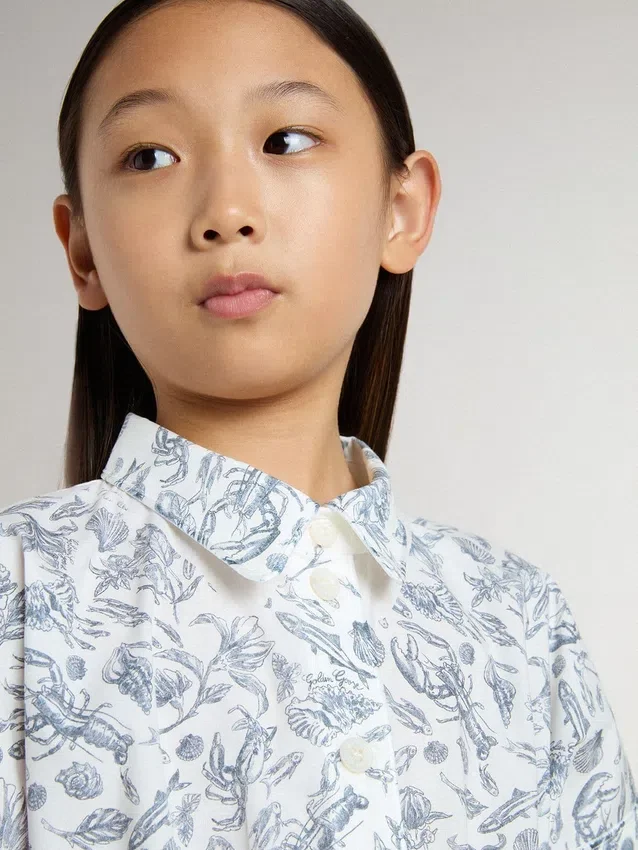 Robe-chemise pour fille en toile de coton blanche avec un imprimé nautique bleu et un passepoil blanc