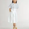 Robe-chemise pour fille en toile de coton blanche avec un imprimé nautique bleu et un passepoil blanc