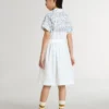 Robe-chemise pour fille en toile de coton blanche avec un imprimé nautique bleu et un passepoil blanc