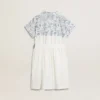 Robe-chemise pour fille en toile de coton blanche avec un imprimé nautique bleu et un passepoil blanc