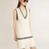 Robe-débardeur en coton blanc délavé pour femme, avec bordures côtelées bleu foncé et cristaux