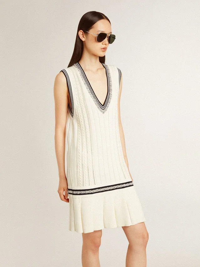 Robe-débardeur en coton blanc délavé pour femme, avec bordures côtelées bleu foncé et cristaux