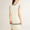 Robe-débardeur en coton blanc délavé pour femme, avec bordures côtelées bleu foncé et cristaux
