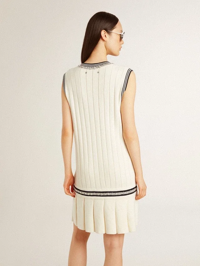 Robe-débardeur en coton blanc délavé pour femme, avec bordures côtelées bleu foncé et cristaux