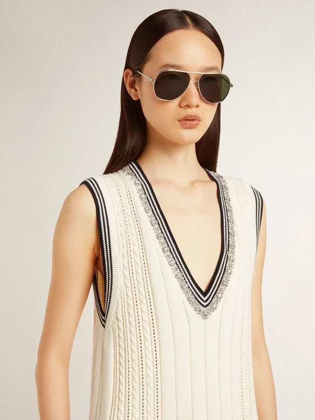 Robe-débardeur en coton blanc délavé pour femme, avec bordures côtelées bleu foncé et cristaux
