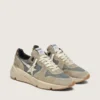 Running Sole en daim gris avec étoile blanche et languette de talon blanche