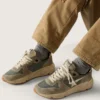 Running Sole en daim gris avec étoile blanche et languette de talon blanche