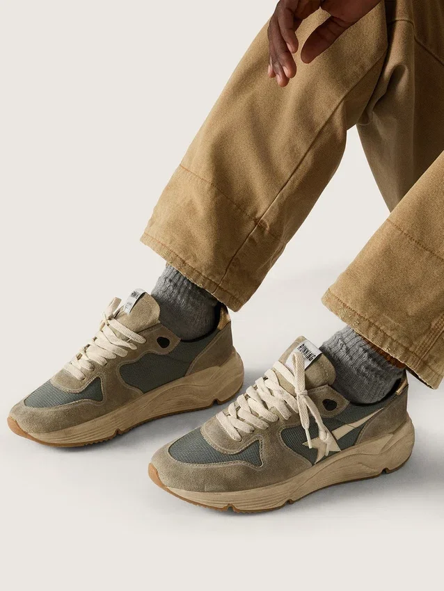 Running Sole en daim gris avec étoile blanche et languette de talon blanche