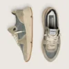 Running Sole en daim gris avec étoile blanche et languette de talon blanche