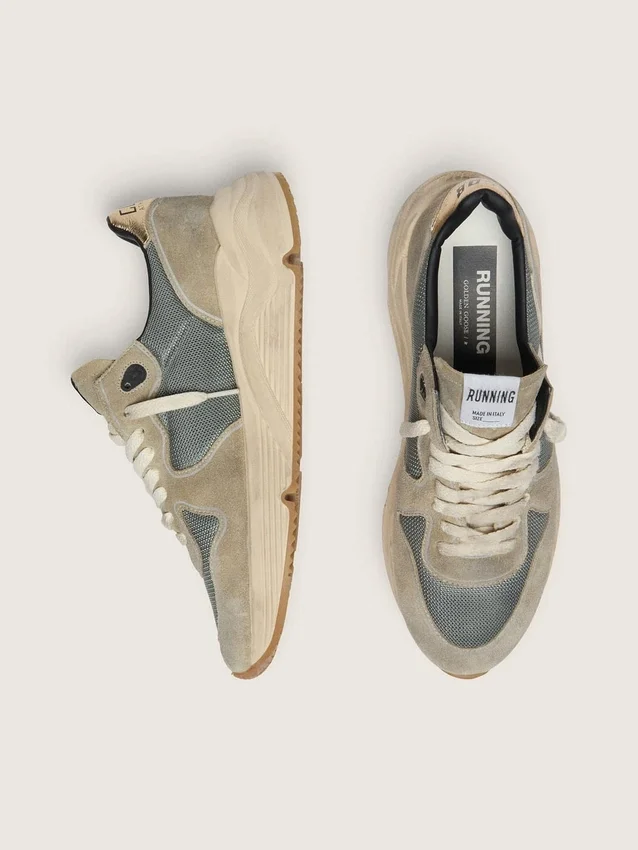 Running Sole en daim gris avec étoile blanche et languette de talon blanche