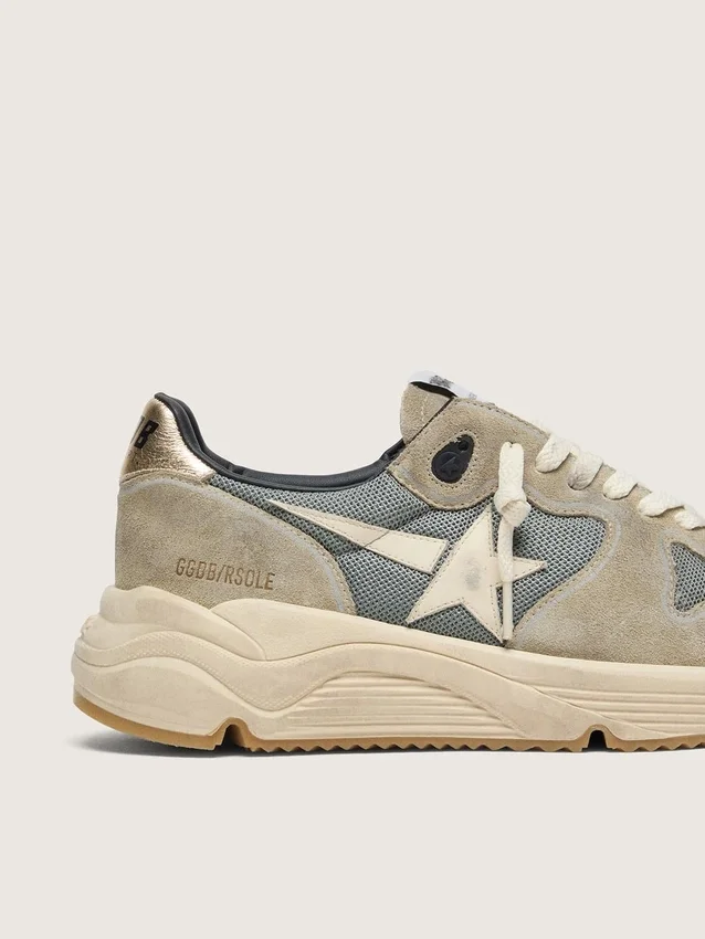Running Sole en daim gris avec étoile blanche et languette de talon blanche
