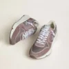 Running Sole pour femme en nylon et daim lavande, ornée d’une étoile imprimée et d’une languette de talon en cuir argenté
