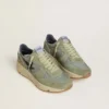 Running Sole pour homme en nylon vert sauge et daim, ornée d’une étoile noire imprimée