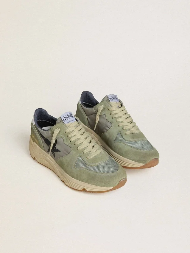 Running Sole pour homme en nylon vert sauge et daim, ornée d’une étoile noire imprimée