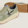 Running Sole pour homme en nylon vert sauge et daim, ornée d’une étoile noire imprimée