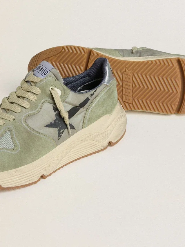 Running Sole pour homme en nylon vert sauge et daim, ornée d’une étoile noire imprimée