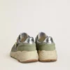 Running Sole pour homme en nylon vert sauge et daim, ornée d’une étoile noire imprimée